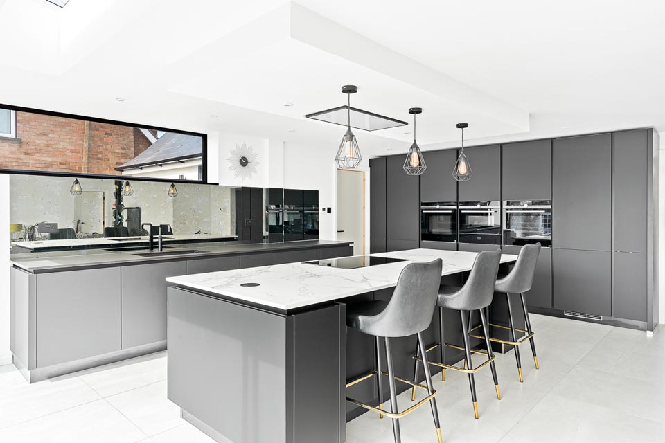 Kitchen Trends 2021 | Image of Kitchen Trend no 2 Black Handleless Kitchen